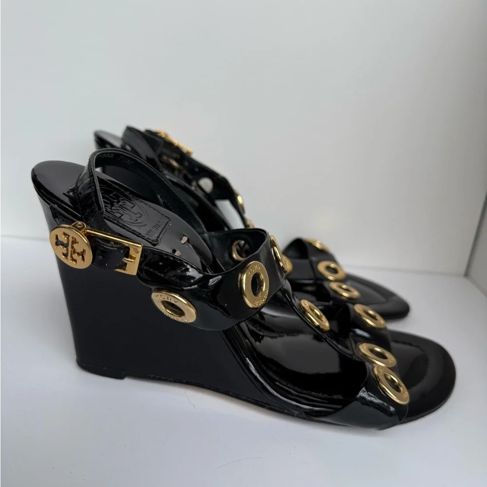 TORY BURCH‎ Kathryn Black Patent Leather Gold Rivet Wedge Heel Sandals Size 7.5
